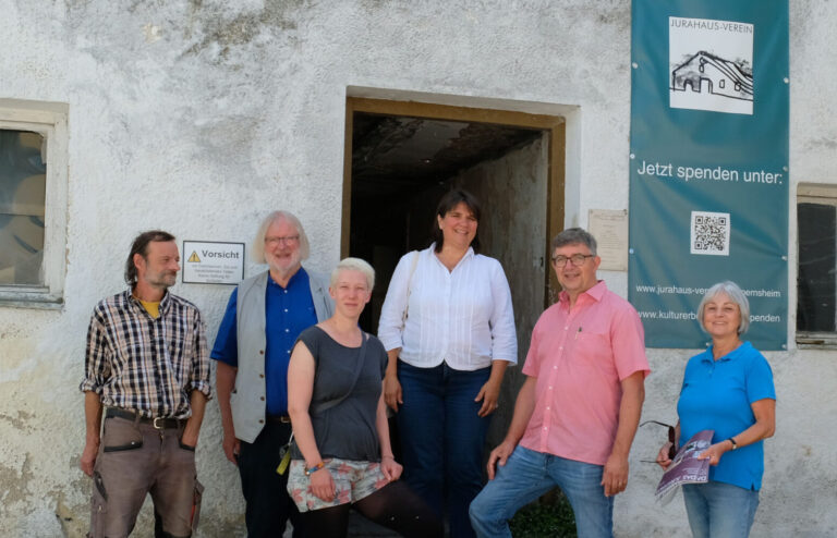 Demut vor dem Denkmal Landtagsabgeordnete Köhler zu Besuch beim Jurahaus-Verein